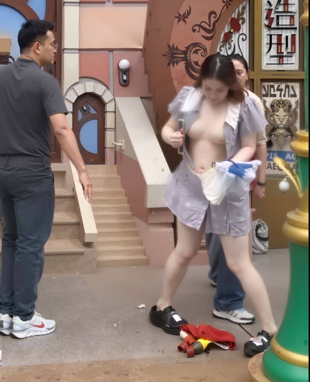 上海迪斯尼情侣打架完整版，衣服都撕开了～.jpg